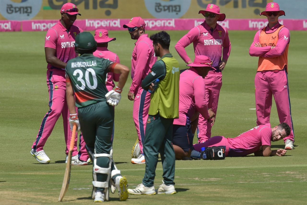 Wayne Parnell is being treated by team physio after injuring left hamstring, South Africa vs Bangladesh, 2nd ODI, Johannesburg, March 20, 2022