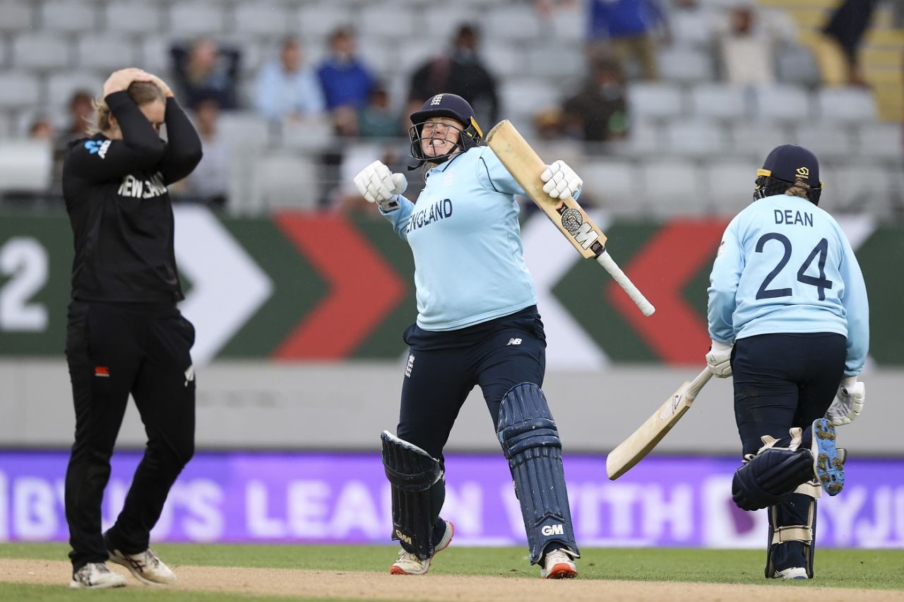 Anya Shrubsole celebrates after hitting the winning shot, New Zealand vs England, Women's World Cup 2022, Auckland, March 20, 2022