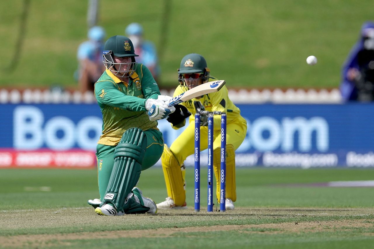 Lizelle Lee plays the sweep, South Africa vs Australia, Women's World Cup 2022, Wellington, March 22, 2022