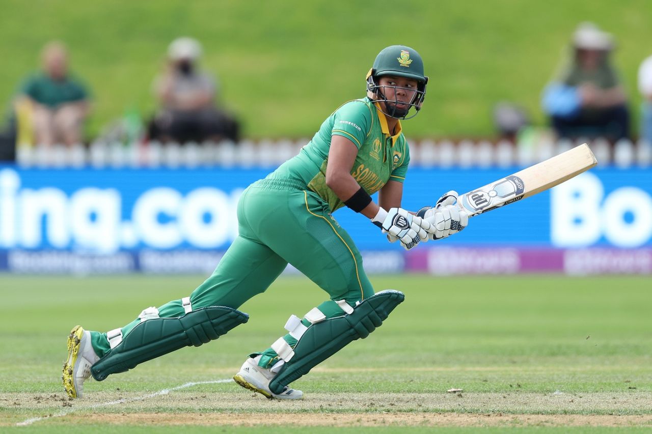 Lara Goodall flicks one through the on side, South Africa vs Australia, Women's World Cup 2022, Wellington, March 22, 2022