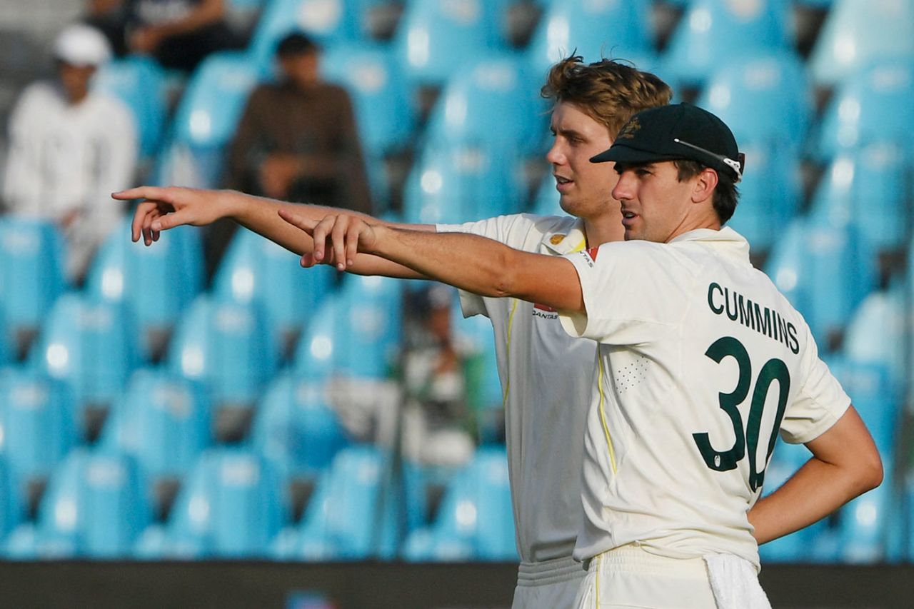 Pat Cummins and Cameron Green try to come up with a plan, Pakistan vs Australia, 3rd Test, Lahore, 2nd day, March 22, 2022