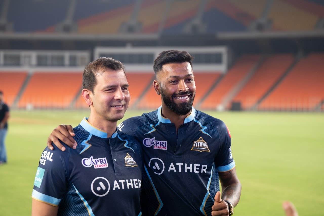 Hardik Pandya and team director Vikram Solanki sport the Gujarat Titans jersey, March 20, 2022