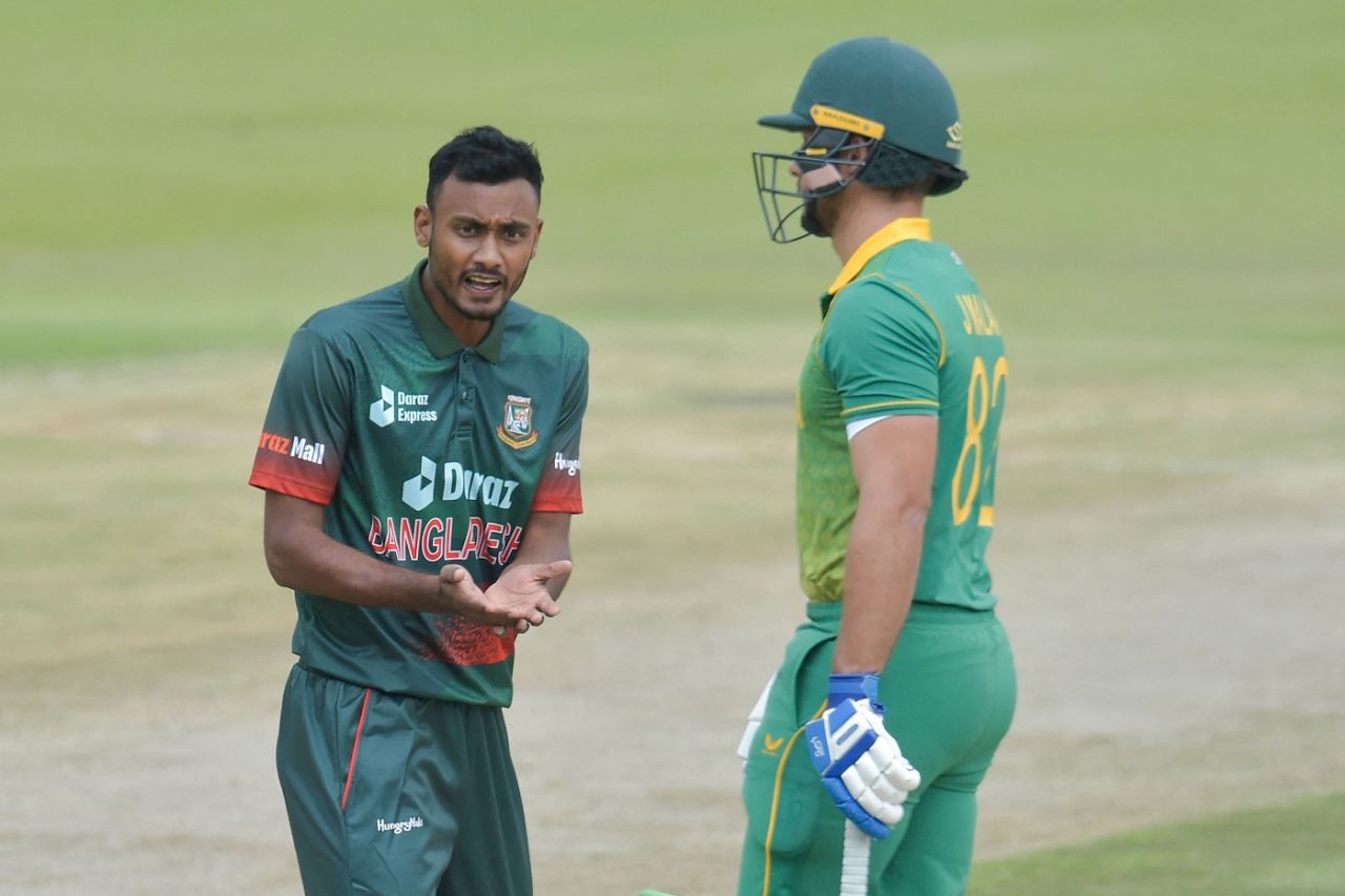 Shoriful Islam appeals for a wicket with Janneman Malan looking on, South Africa vs Bangladesh, 3rd ODI, Centurion, March 23, 2022