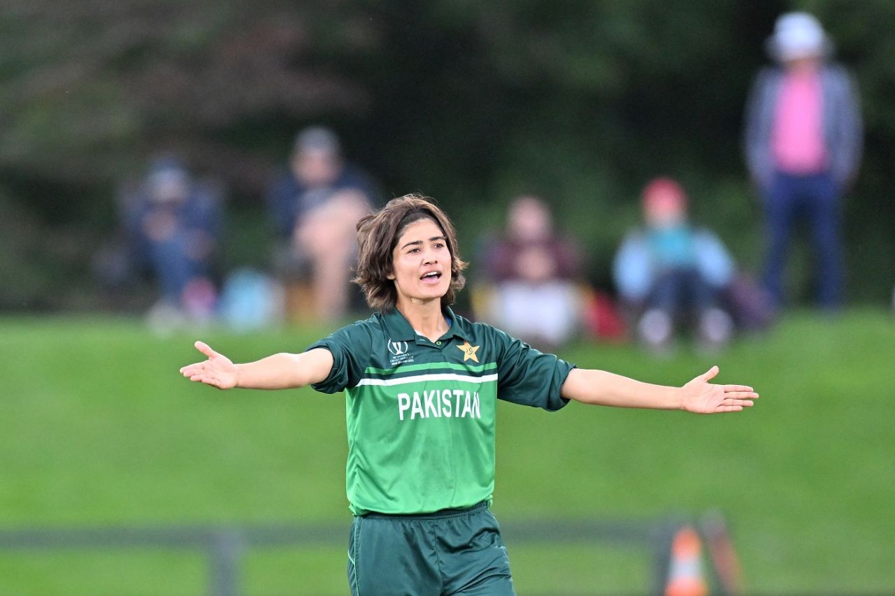 Diana Baig appeals for lbw against Tammy Beaumont, England vs Pakistan, Women's World Cup 2022, Christchurch, March 24, 2022