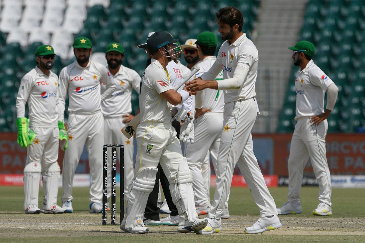 Shaheen Shah Afridi shakes hands with David Warner, Pakistan vs Australia, 3rd Test, Lahore, 4th day, March 24, 2022