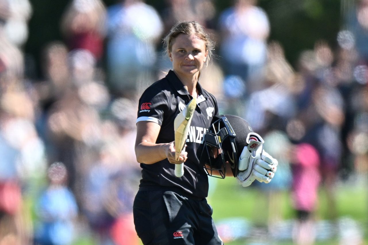 Suzie Bates celebrates her 12th ODI hundred, New Zealand vs Pakistan, 2022 Women's ODI World Cup, Christchurch, March 26, 2022
