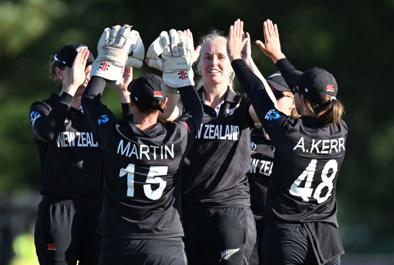Hannah Rowe celebrates a wicket with her team-mates, New Zealand vs Pakistan, Women's World Cup 2022, Christchurch, March 26, 2022