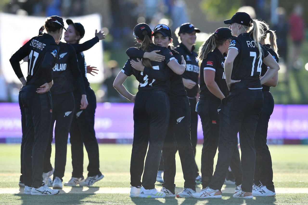 The New Zealand players get together at the end of the match, New Zealand vs Pakistan, Women's World Cup 2022, Christchurch, March 26, 2022