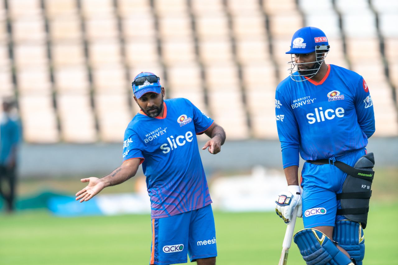 Kieron Pollard looks on as Mahela Jayawardene gives him some instructions, Mumbail, March 26, 2022