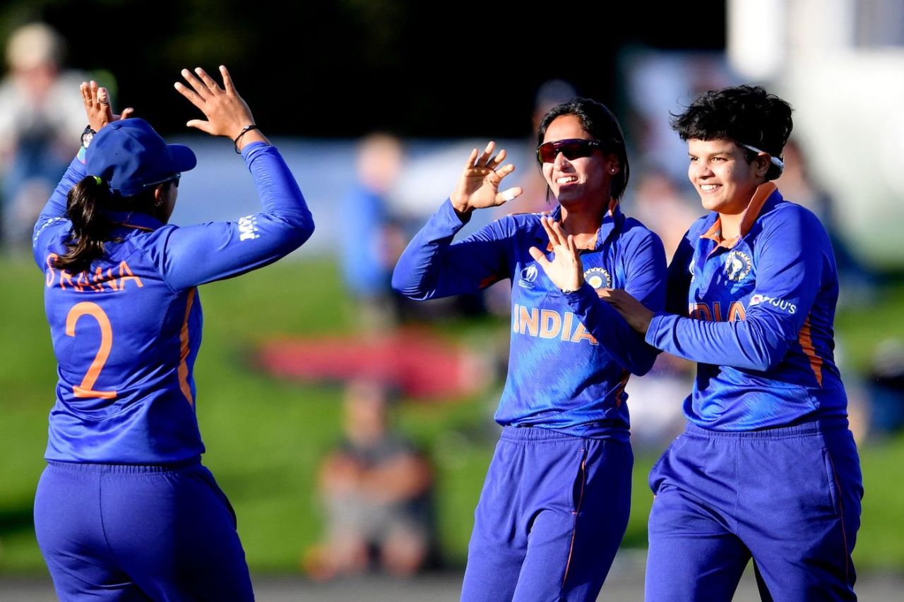 Sneh Rana and Shafali Verma congratulate Harmanpreet Kaur for her direct hit, India vs South Africa, Women's World Cup 2022, Christchurch, March 27, 2022 
