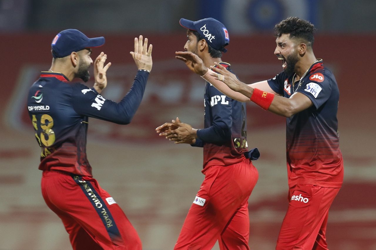 Mohammed Siraj and Virat Kohli are over the moon, Punjab Kings vs Royal Challengers Bangalore, IPL 2022, Mumbai, March 27, 2022