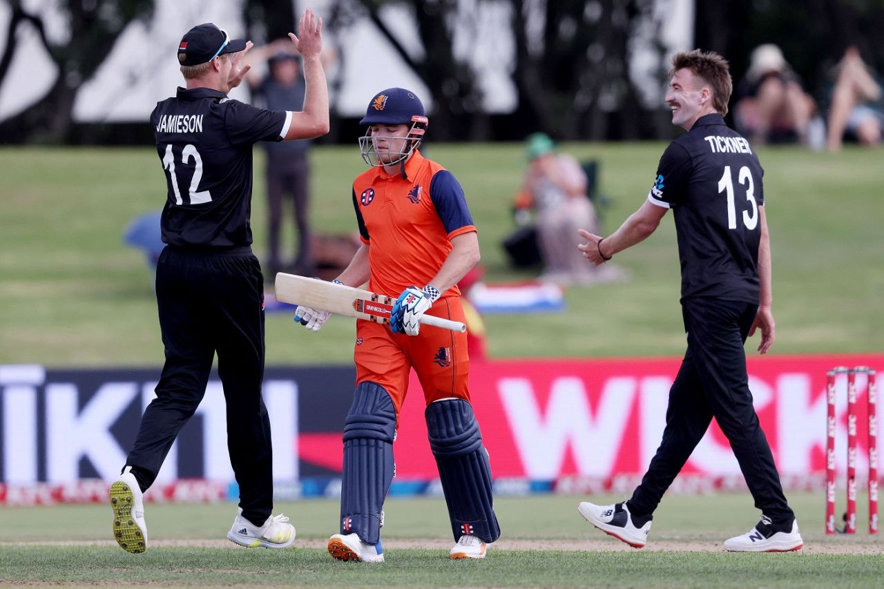 Debutant Blair Tickner is joined by Kyle Jamieson to celebrate the wicket of Bas de Leede, New Zealand vs Netherlands, 1st ODI, Mount Maunganui, March 29, 2022