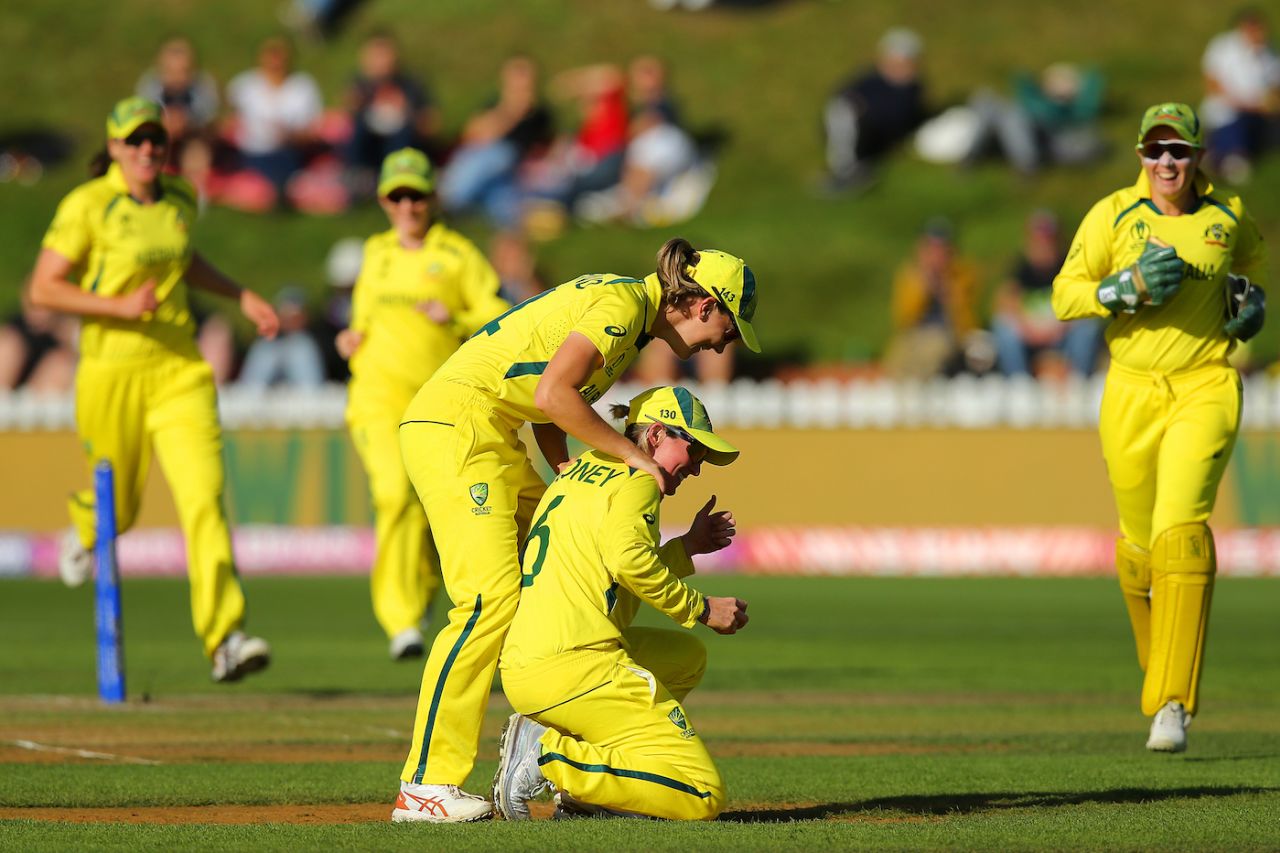 Beth Mooney took a stunning catch early in the chase, Australia vs West Indies, 1st semi-final, 2022 Women's ODI World Cup, Wellington, March 30, 2022