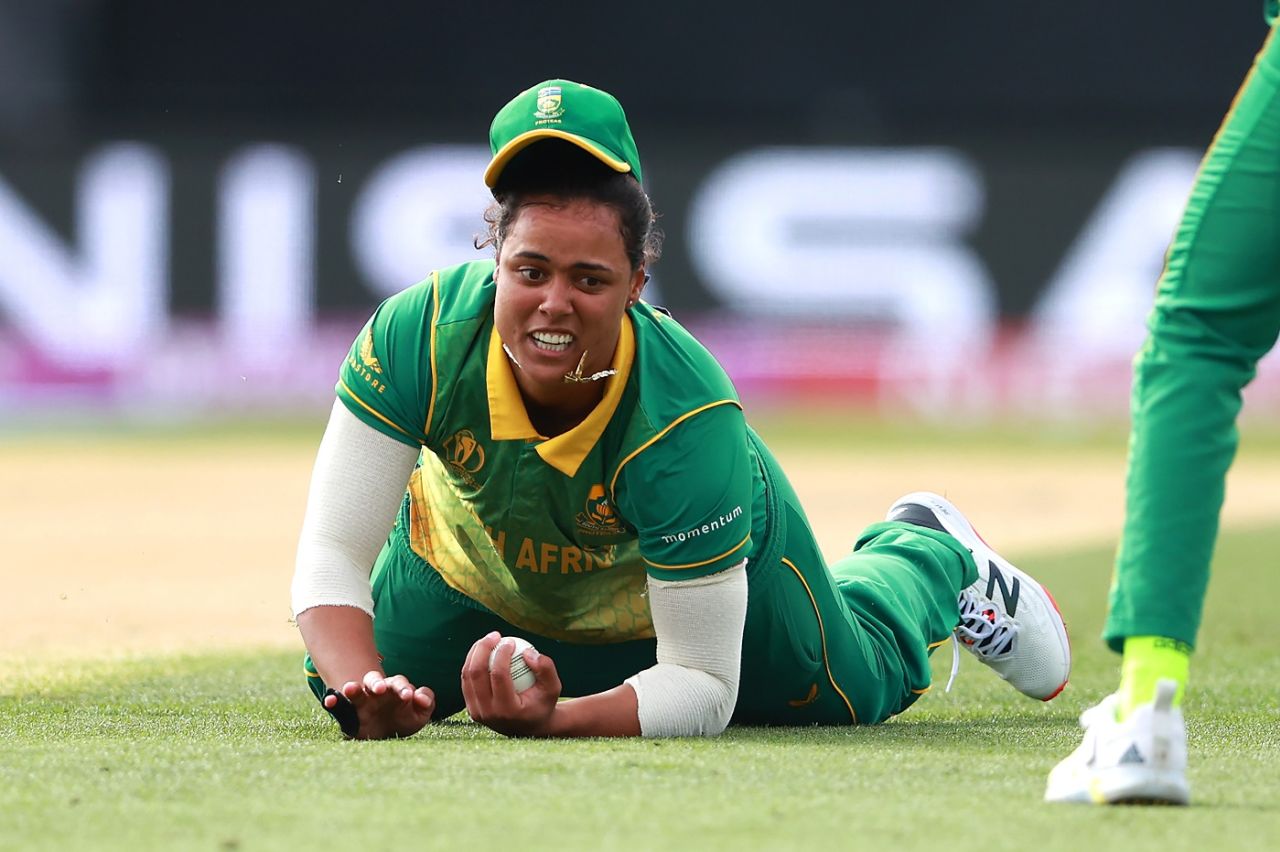 Chloe Tryon pulled off a good diving catch to dismiss Amy Jones, South Africa vs England, Women's World Cup 2022, 2nd semi-final, March 31, 2022