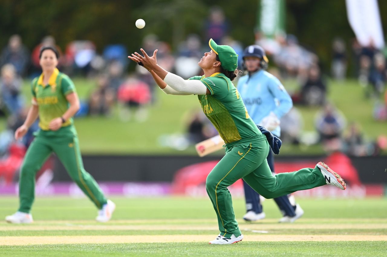 Chloe Tryon has her eyes firmly on the ball while going for the catch, South Africa vs England, Women's World Cup 2022, 2nd semi-final, March 31, 2022