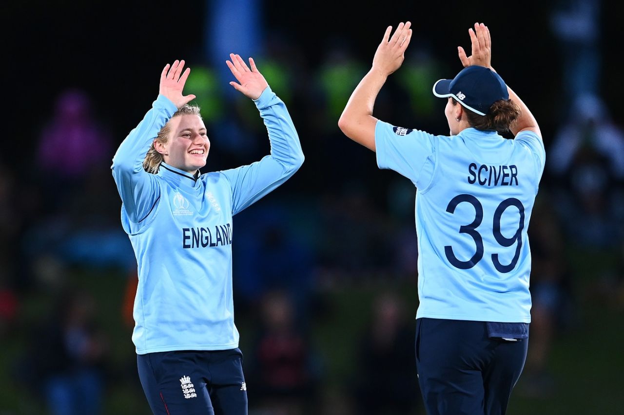 Charlie Dean celebrates a wicket with Nat Sciver, South Africa vs England, Women's World Cup 2022, 2nd semi-final, March 31, 2022