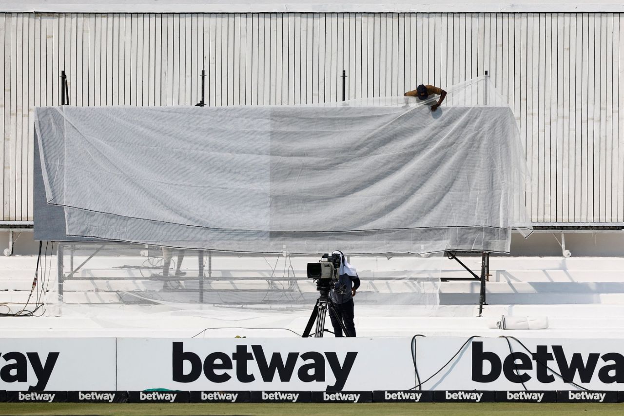 The start of first day's play was delayed due to a technical malfunction of the sightscreen, South Africa vs Bangladesh, 1st Test, Durban, 1st Day, March 31, 2022