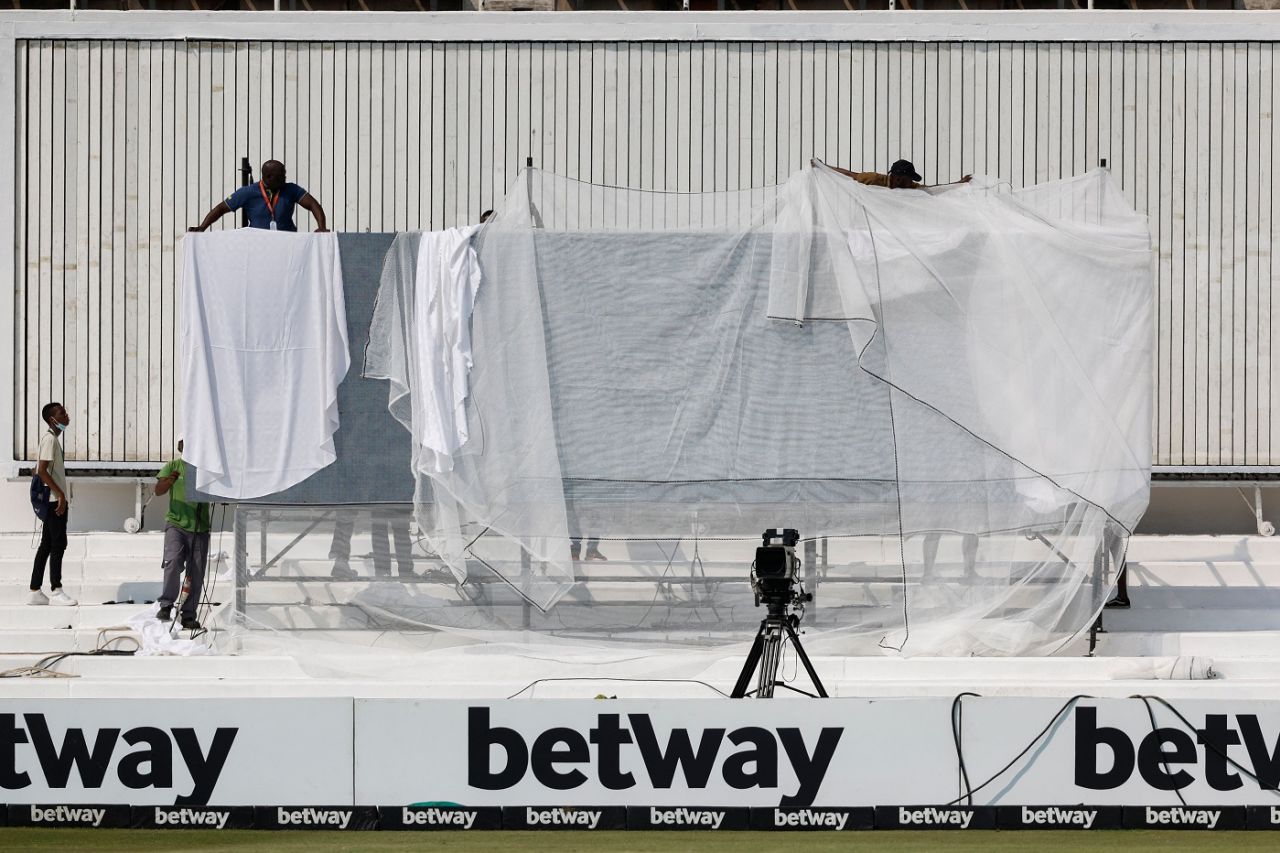 A bunch of hands attempt to sort the sightscreen malfunction at Kingsmead, South Africa vs Bangladesh, 1st Test, Durban, 1st Day, March 31, 2022