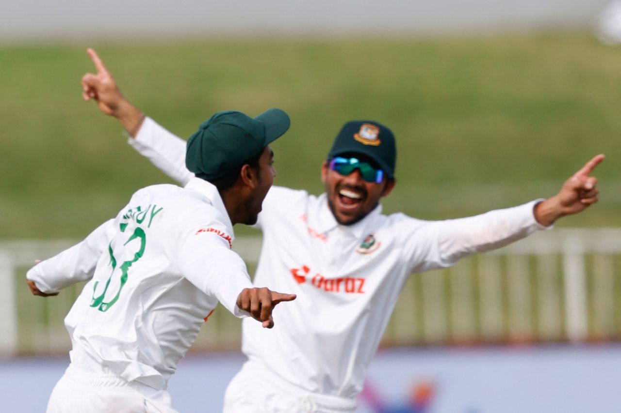 Mehidy Hasan Miraz celebrates with Mominul Haque after running out Keegan Petersen, South Africa vs Bangladesh, 1st Test, Durban, March 31, 2022
