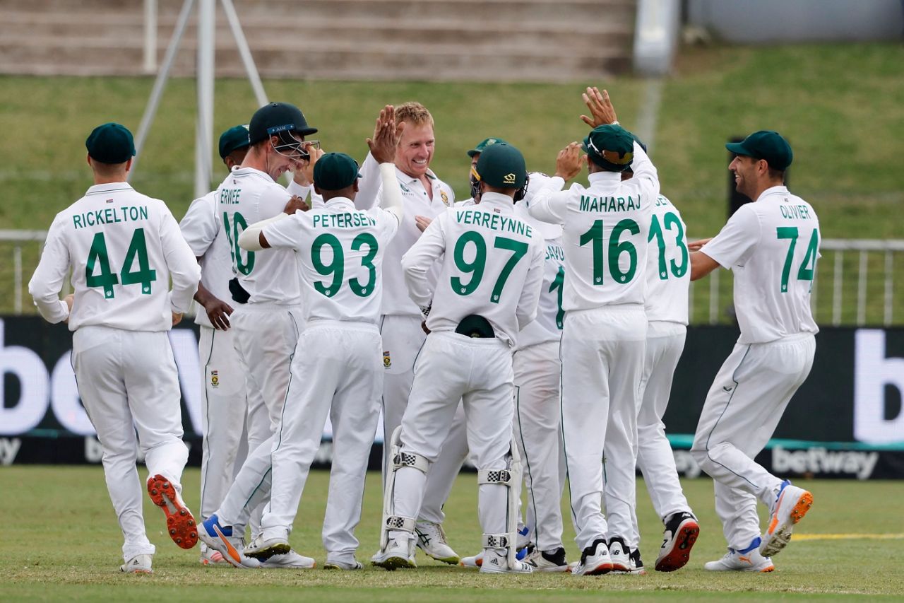 Simon Harmer celebrates with his team-mates, South Africa vs Bangladesh, 1st Test, Durban, 2nd day, April 1, 2022 