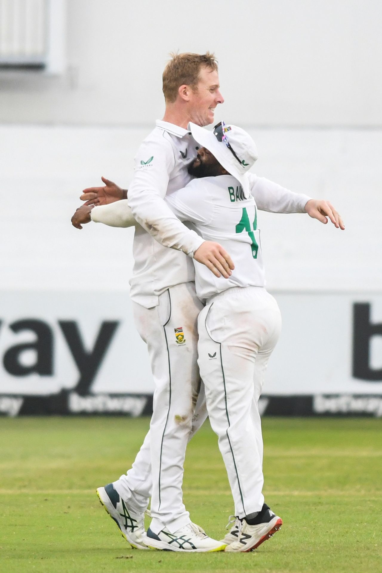 Simon Harmer and Temba Bavuma celebrate a wicket, South Africa vs Bangladesh, 1st Test, Durban, 2nd day, April 1, 2022 