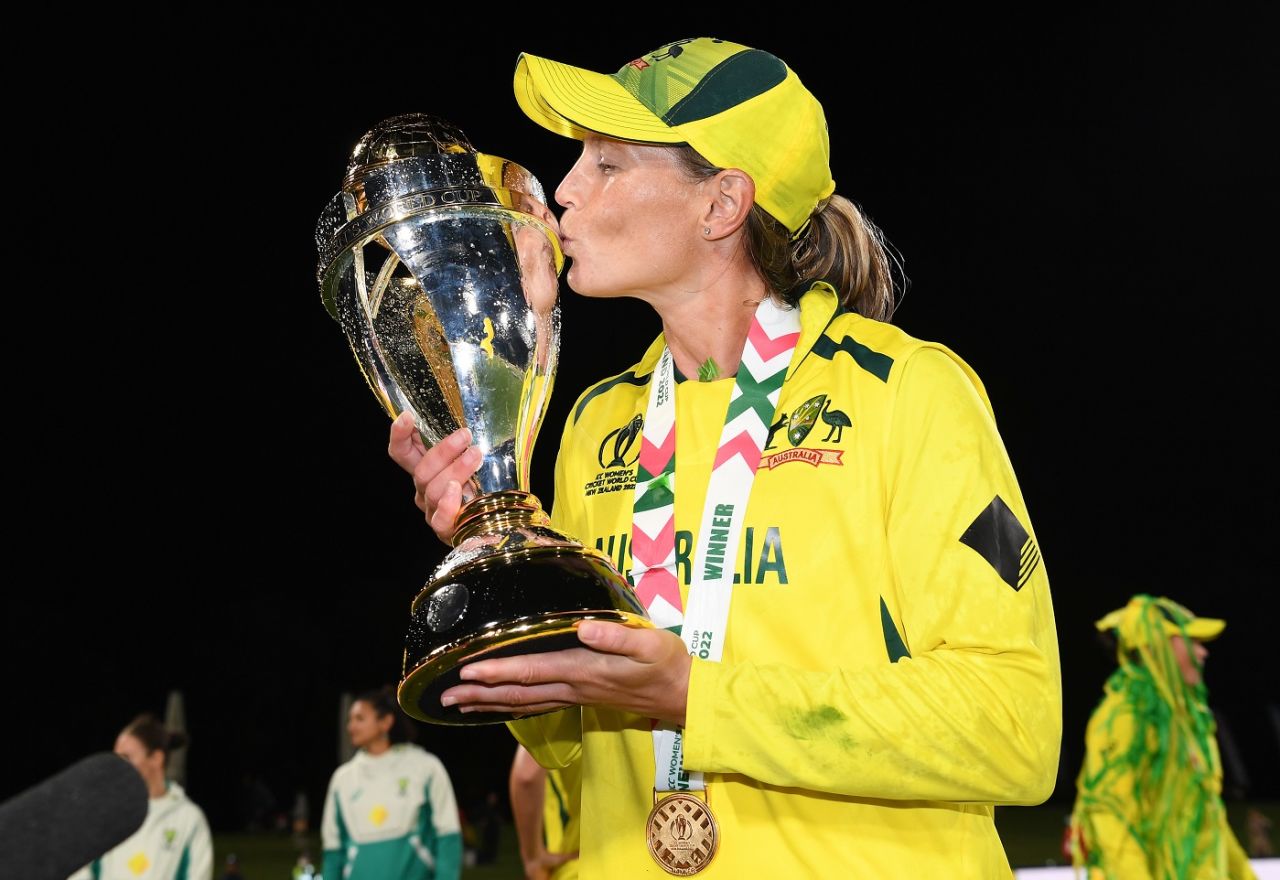 Meg Lanning with the World Cup trophy, Australia vs England, Women's World Cup 2022 final, Christchurch, April 3, 2022