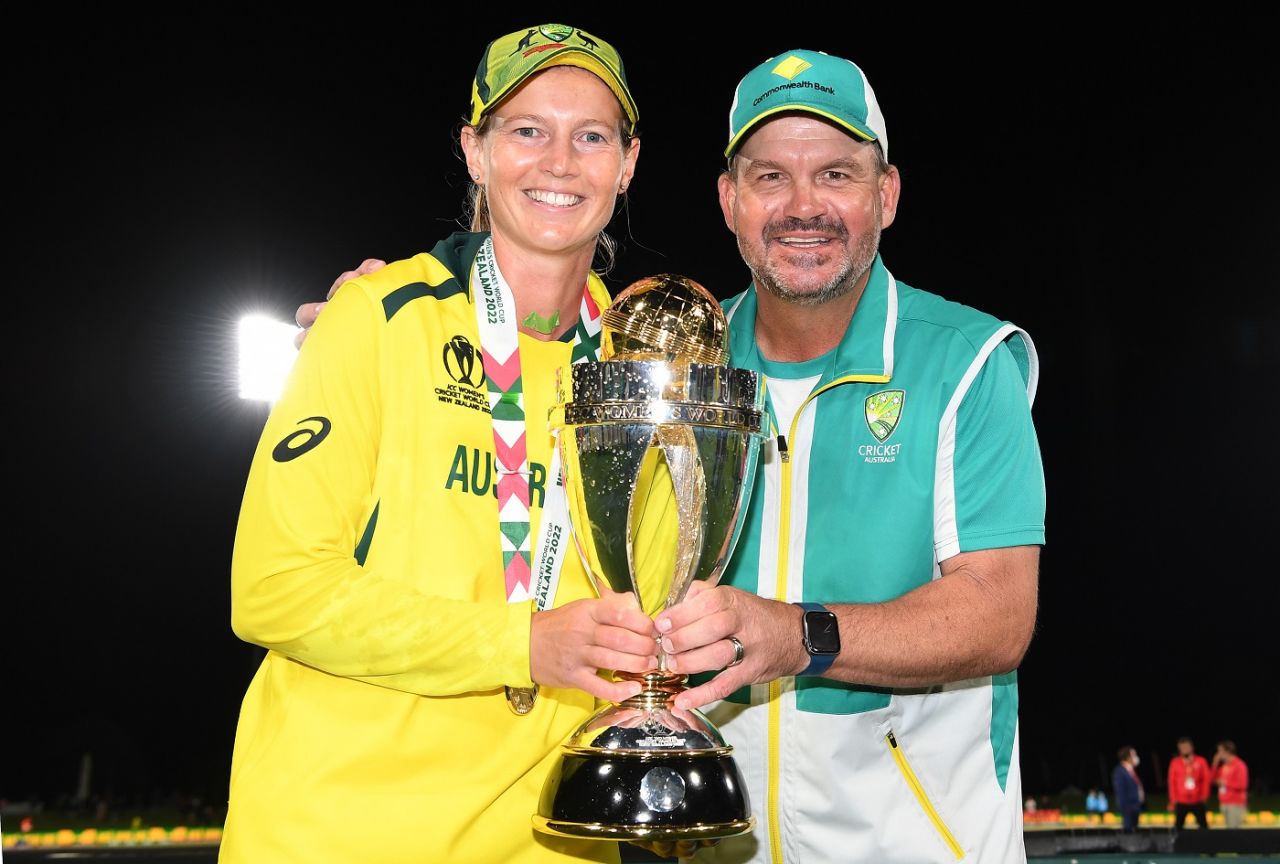 Meg Lanning and Matthew Mott pose with the World Cup trophy, Australia vs England, Women's World Cup 2022 final, Christchurch, April 3, 2022