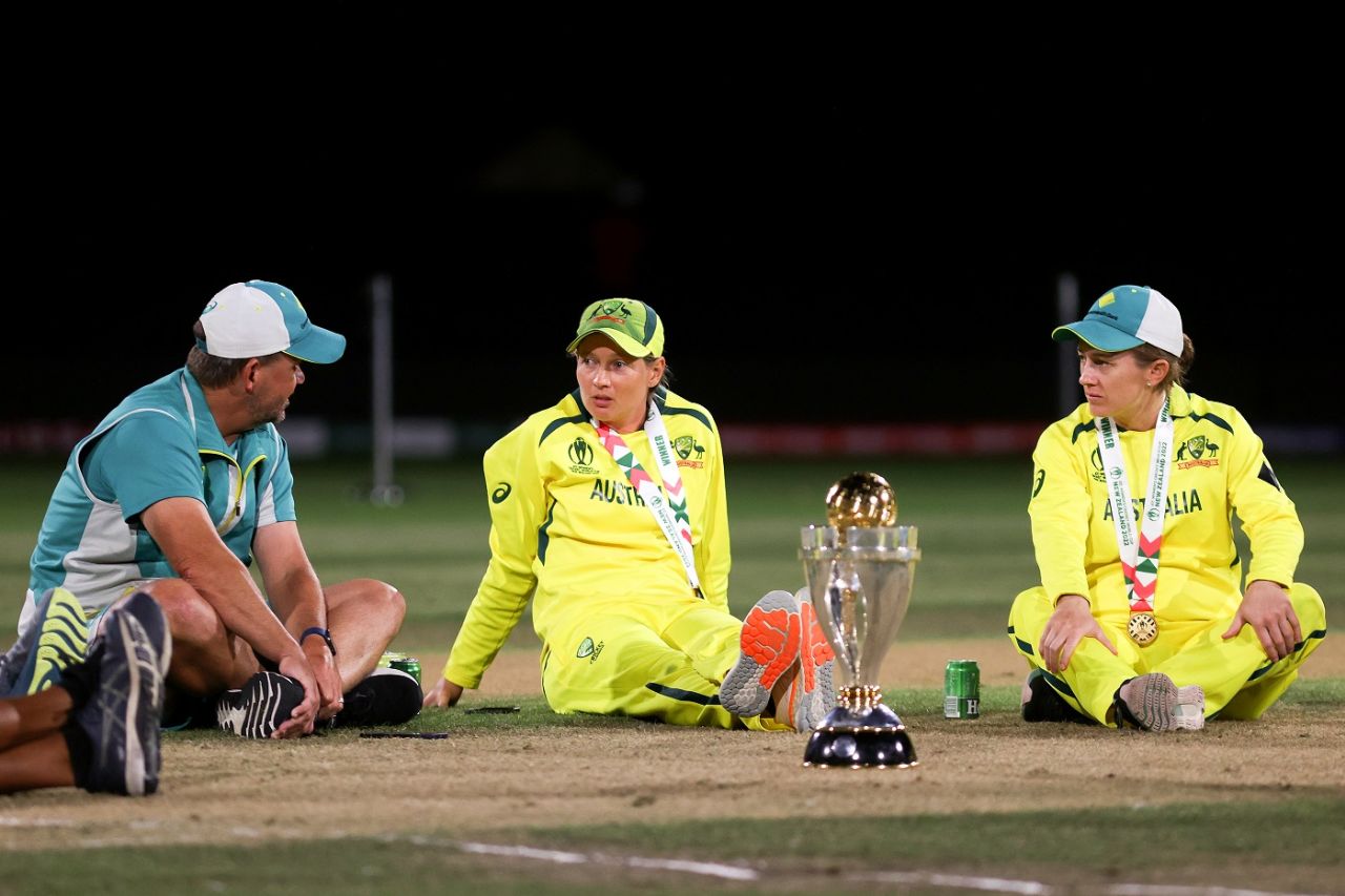 Meg Lanning, Matthew Mott, Rachael Haynes and others gathered around the pitch after the match, Australia vs England, Women's World Cup 2022 final, Christchurch, April 3, 2022