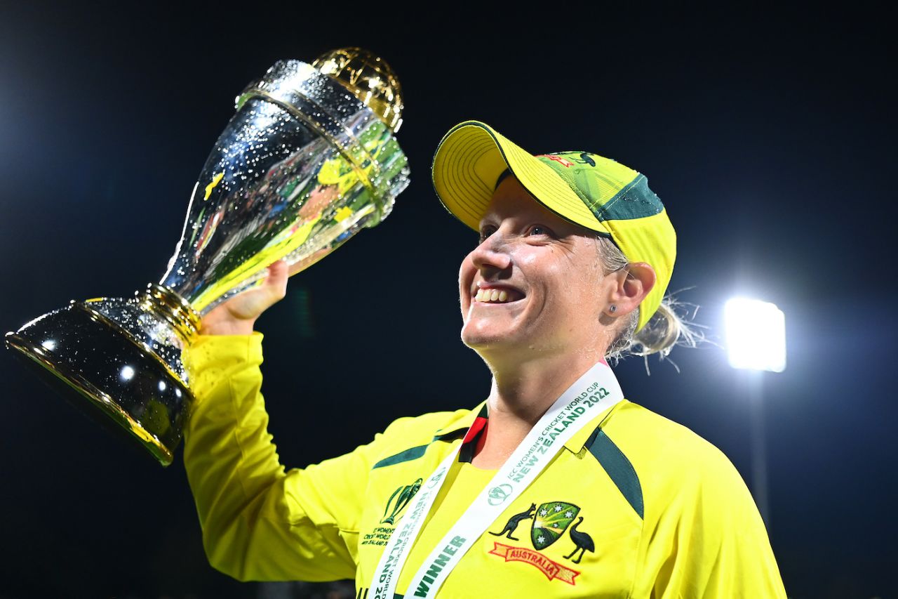 Alyssa Healy holds up the trophy she played such a huge role in winning for Australia, Australia vs England, Women's World Cup 2022 final, Christchurch, April 3, 2022