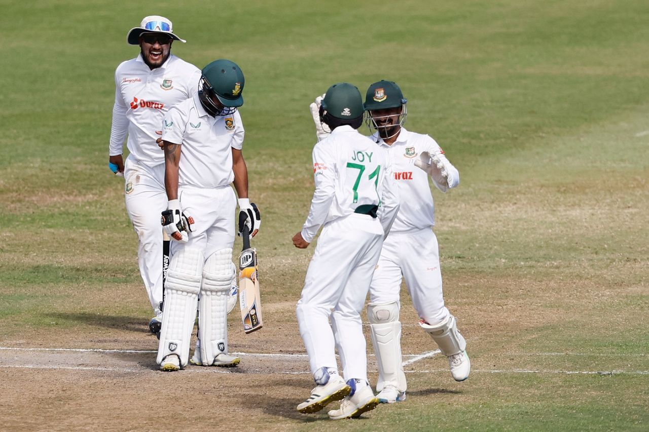 Keegan Peterson wears a dejected look after being dismissed as the Bangladesh players celebrate, South Africa vs Bangladesh, 1st Test, Durban, 4th Day, April 3, 2022