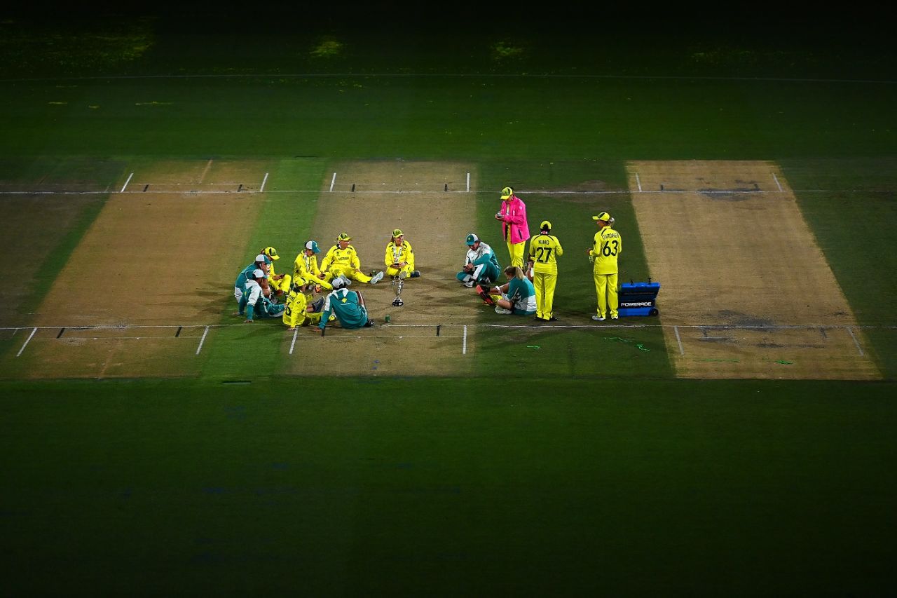 The Australian players and the coaching staff gathered around the pitch after the match, Australia vs England, Women's World Cup 2022 final, Christchurch, April 3, 2022
