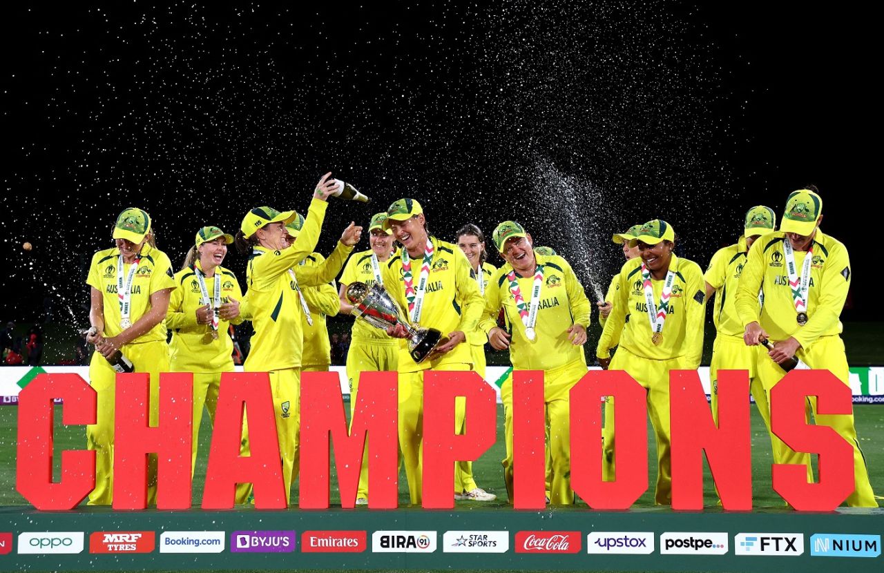 The Australian players celebrate with the trophy, Australia vs England, Women's World Cup 2022 final, Christchurch, April 3, 2022