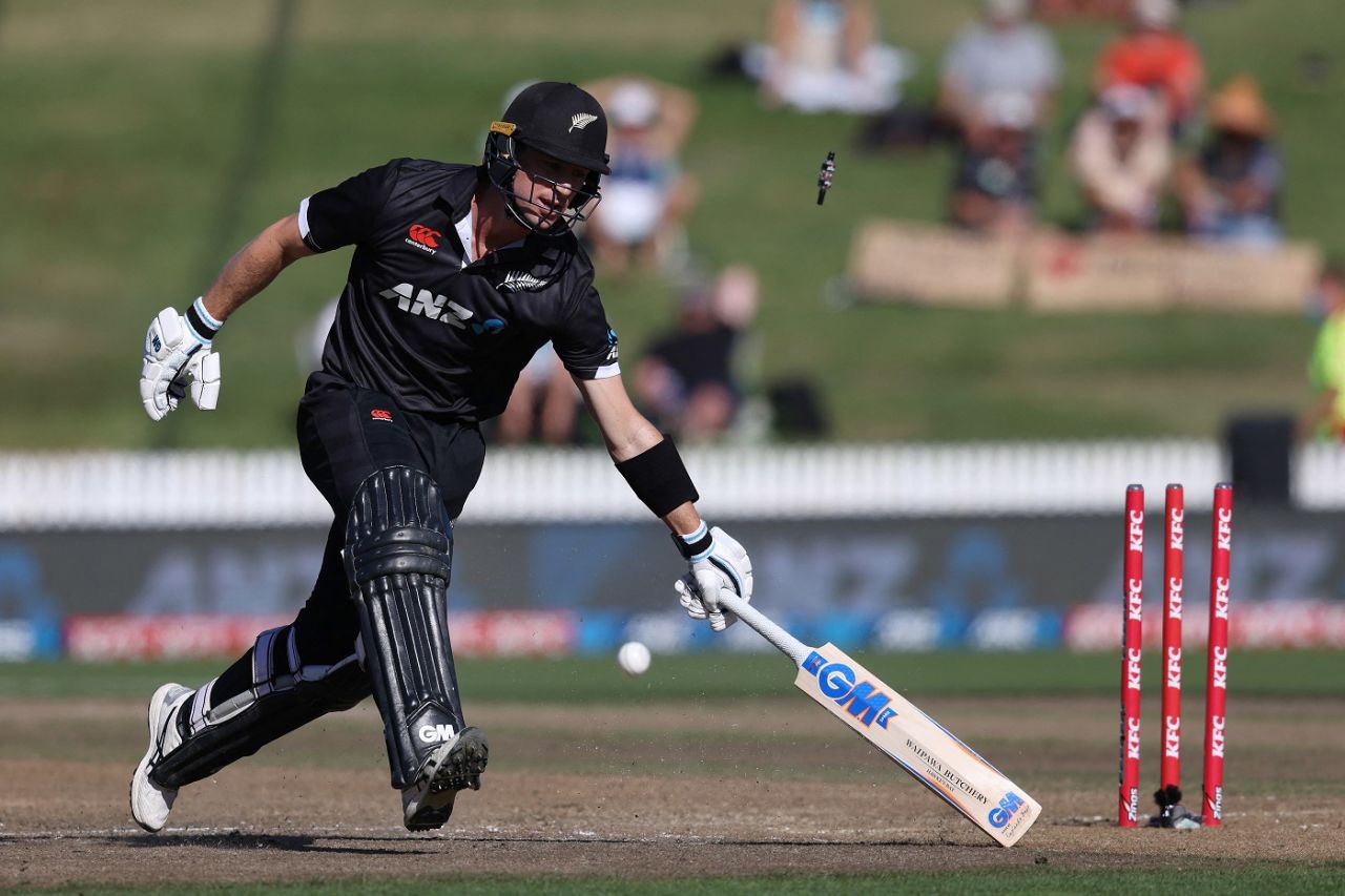 The bails come off, but Will Young safely drags himself in, New Zealand vs Netherlands, 3rd ODI, Hamilton, April 4, 2022