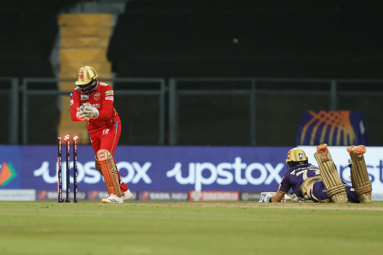 Bhanuka Rajapaksa attempts to run Sam Billings out, Punjab Kings vs Kolkata Knight Riders, IPL 2022, Wankhede Stadium, Mumbai, April 1, 2022