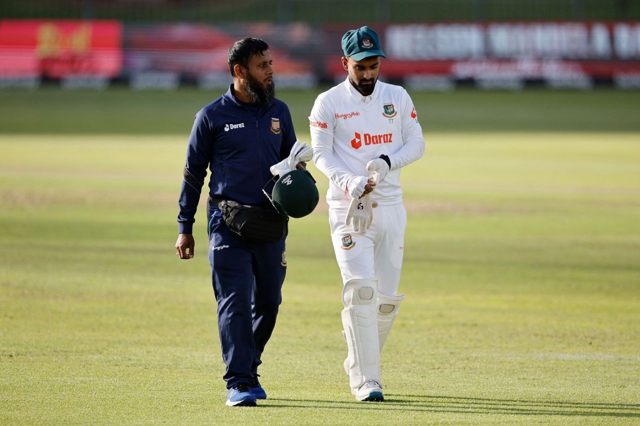 Litton Das was forced to go off the field after feeling some discomfort, South Africa v Bangladesh, 2nd Test, Gqeberha, 1st day, April 8, 2022