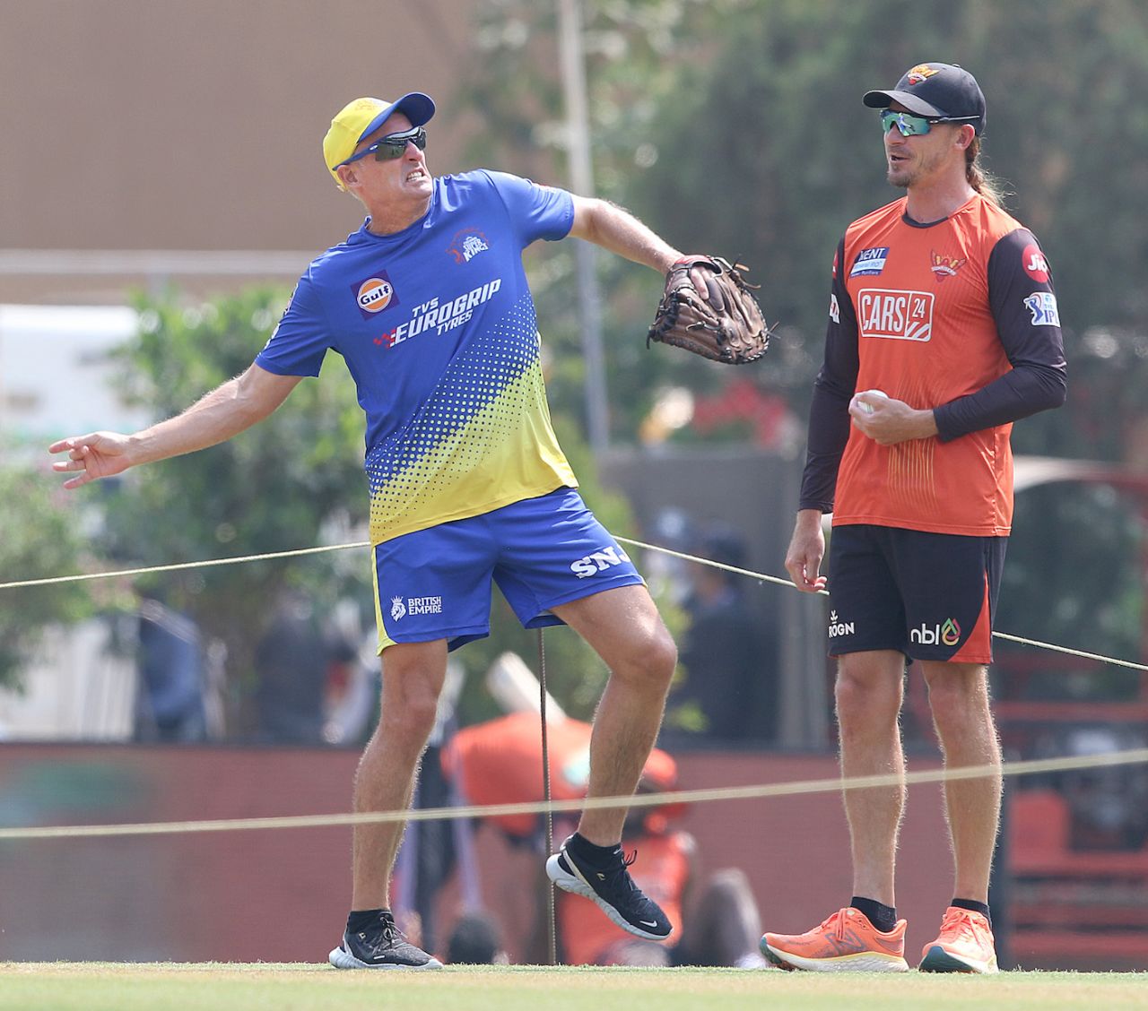 No idea what Mike Hussey is trying to say, but it seems to have amused Dale Steyn, Chennai Super Kings vs Sunrisers Hyderabad, IPL 2022, DY Patil Stadium, April 9, 2022