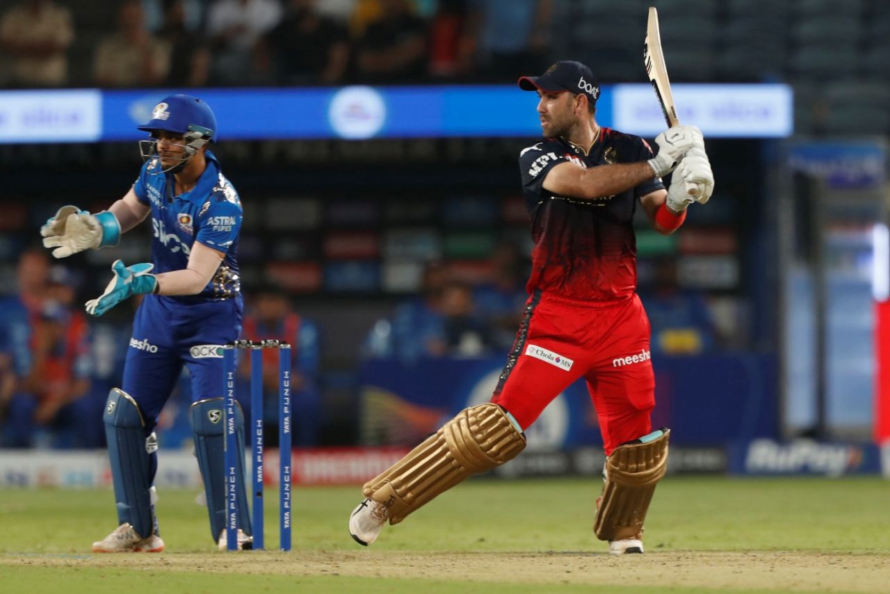 Glenn Maxwell hits the winnings runs, Royal Challengers Bangalore vs Mumbai Indians, IPL 2022, Pune, April 9, 2022