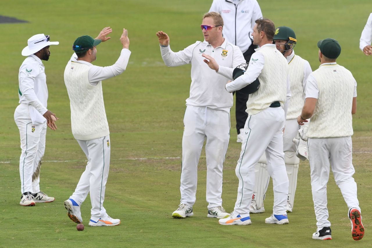 Simon Harmer celebrates after picking Mushfiqur Rahim, South Africa vs Bangladesh, 2nd Test, Gqeberha, 3rd day, April 10, 2022