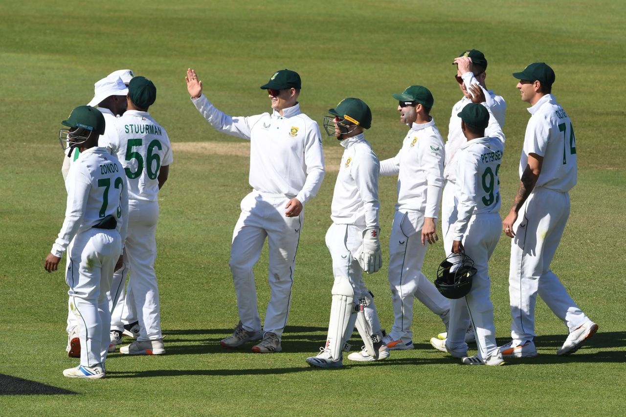 The South African fielders celebrate the fall of a wicket, South Africa vs Bangladesh, 2nd Test, Gqeberha, 4th day, April 11, 2022