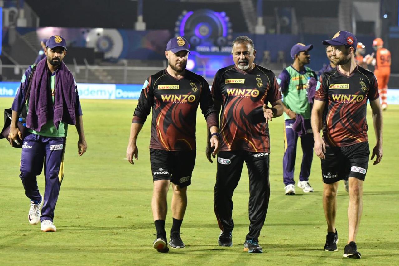 Brendon McCullum and Bharat Arun have a chat, SRH v KKR, IPL 2022, Brabourne Stadium, Mumbai, April 15, 2022