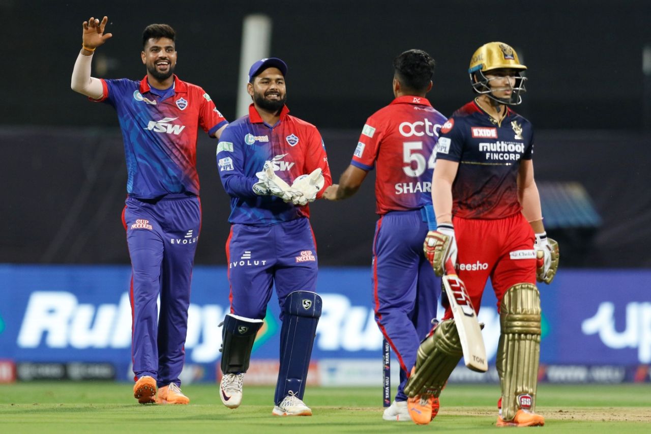 Delhi Capitals get together after Shardul Thakur pins Anuj Rawat lbw, Delhi Capitals vs Royals Challengers Bangalore, IPL 2022, Wankhede Stadium, Mumbai, April 16, 2022
