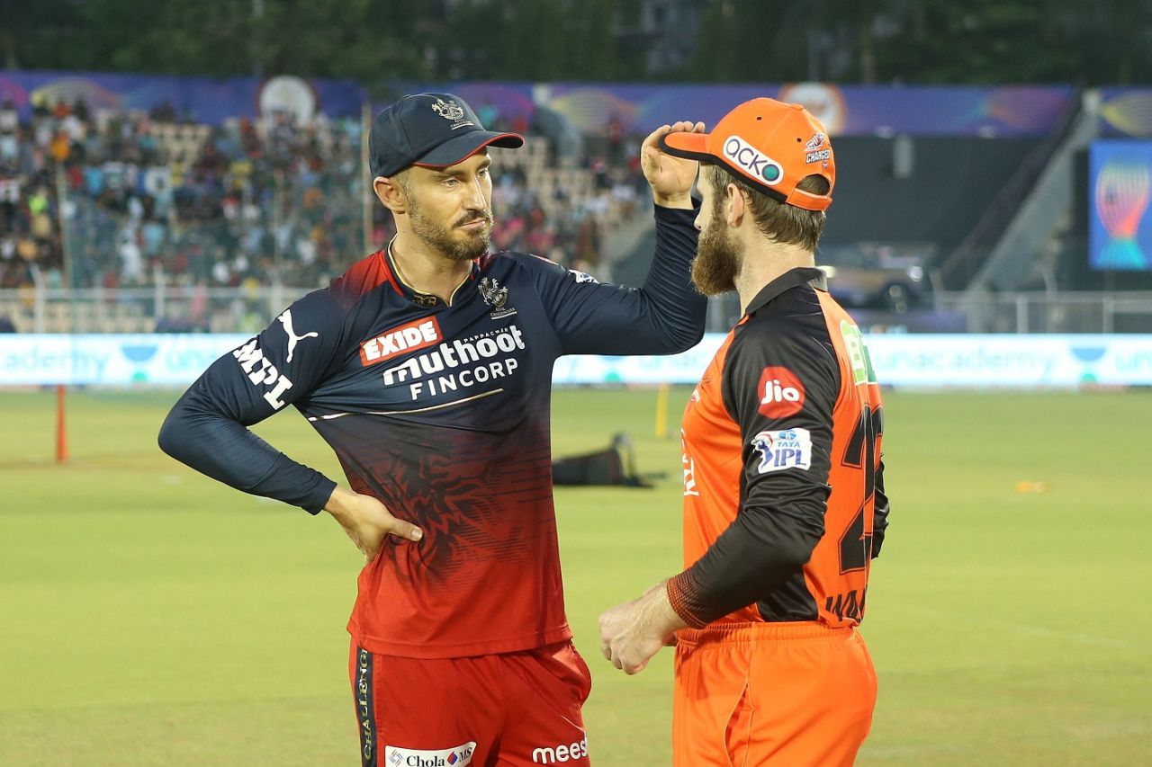 Faf du Plessis adjusts Kane Williamson's cap, Royal Challengers Bangalore vs Sunrisers Hyderabad, IPL 2022, Brabourne Stadium, April 23, 2022