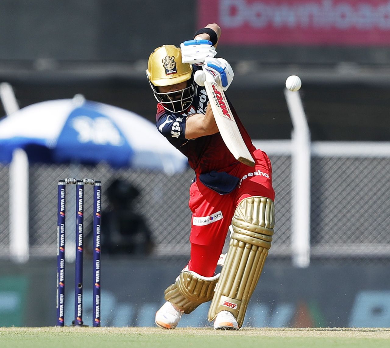 Virat Kohli drives one straight down the ground, Gujarat Titans vs Royal Challengers Bangalore, IPL 2022, Mumbai, April 30, 2022