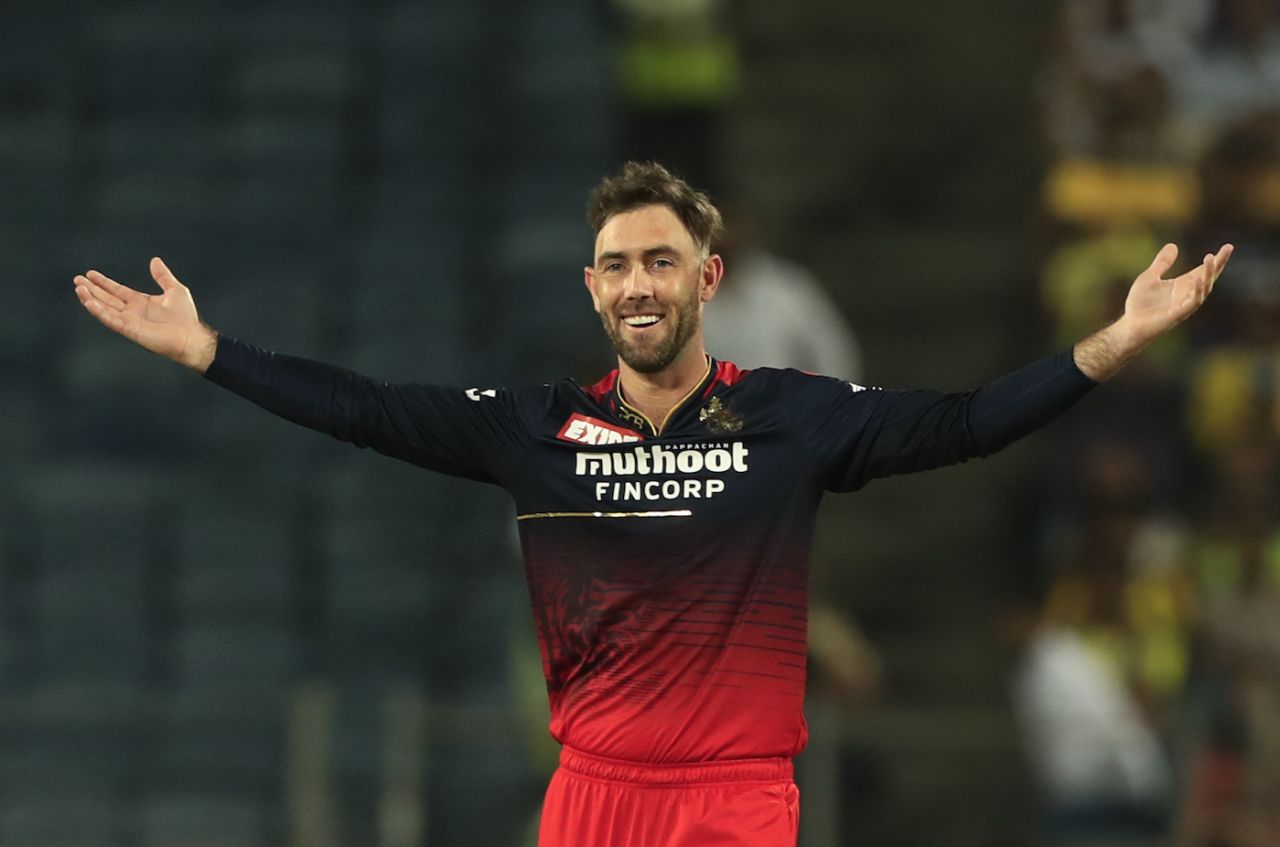 Glenn Maxwell, bowling the eighth over, sent Robin Uthappa back, Chennai Super Kings vs Royal Challengers Bangalore, IPL 2022, Pune, May 4, 2022