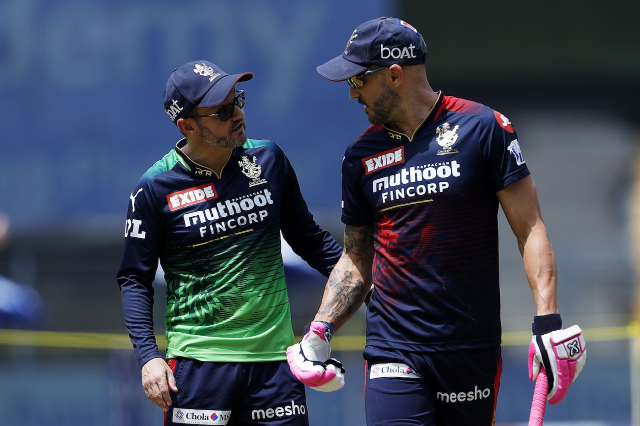 Mike Hesson and Faf du Plessis compare notes during the warm-up session, Royal Challengers Bangalore vs Sunrisers Hyderabad, IPL 2022, Wankhede Stadium, Mumbai, May 8, 2022