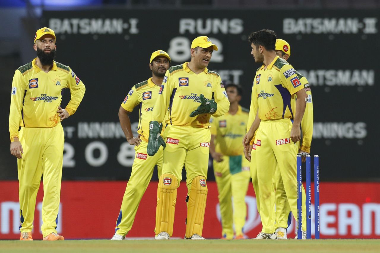 MS Dhoni has a chat with Mukesh Choudhary, Chennai Super Kings vs Delhi Capitals, IPL 2022, DY Patil, Navi Mumbai, May 8, 2022