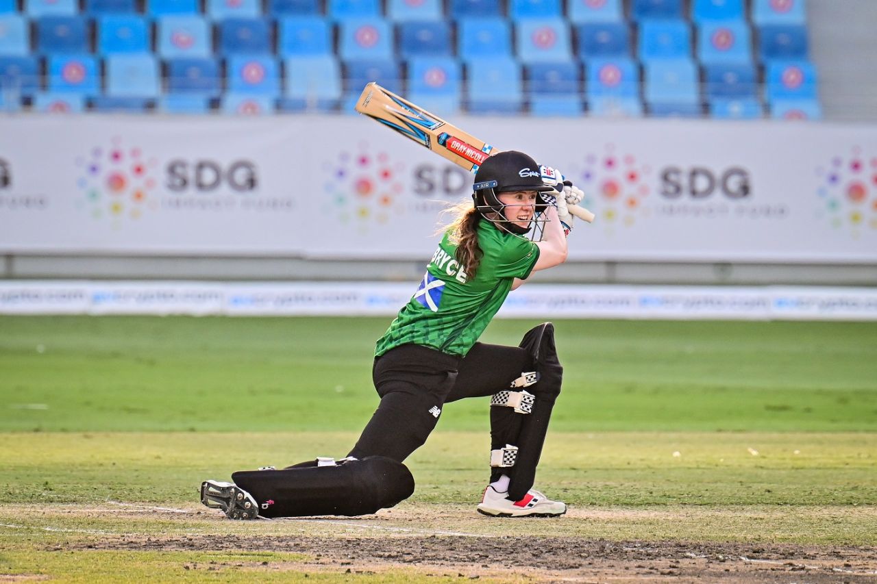 Sarah Bryce hits through the off side, Falcons vs Spirit, 1st semi-final, Dubai, FairBreak Invitational Tournament, May 14, 2022