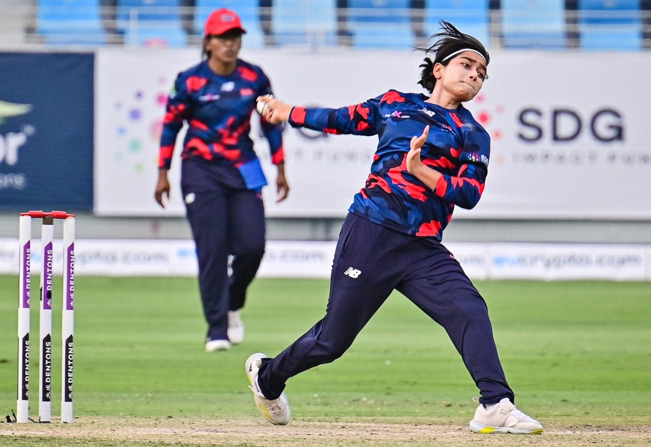 Fatima Sana picked up two wickets but also went for plenty, Barmy Army vs Spirit, 3rd place play-off, FairBreak Invitational Tournament 2022, Dubai, May 15, 2022
