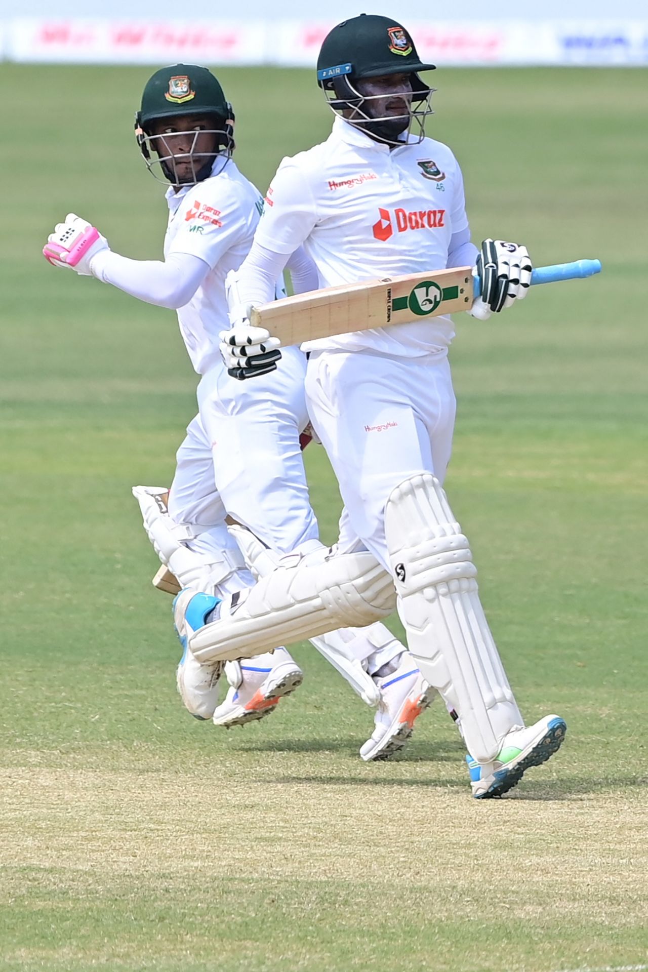 Mushfiqur Rahim and Shakib Al Hasan run between the wickets, Bangladesh vs Sri Lanka, 1st Test, Chattogram, 4th day, May 18, 2022