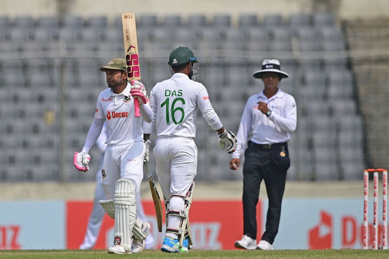 Mushfiqur Rahim raises his bat after reaching yet another half-century, Bangladesh vs Sri Lanka, 2nd Test, Dhaka, 1st day, May 23, 2022